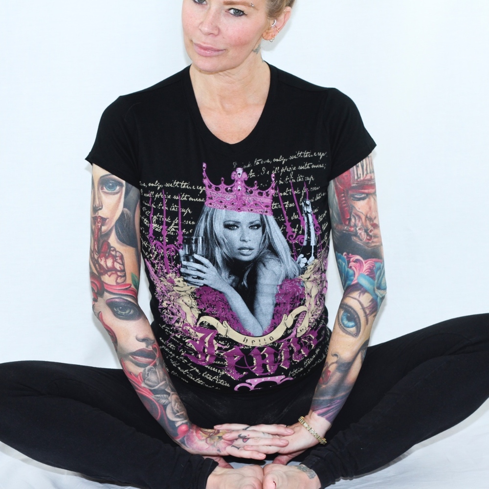 Rare from “Hello Jenna” series Swarovski Queen tee - Picture 4 of 8